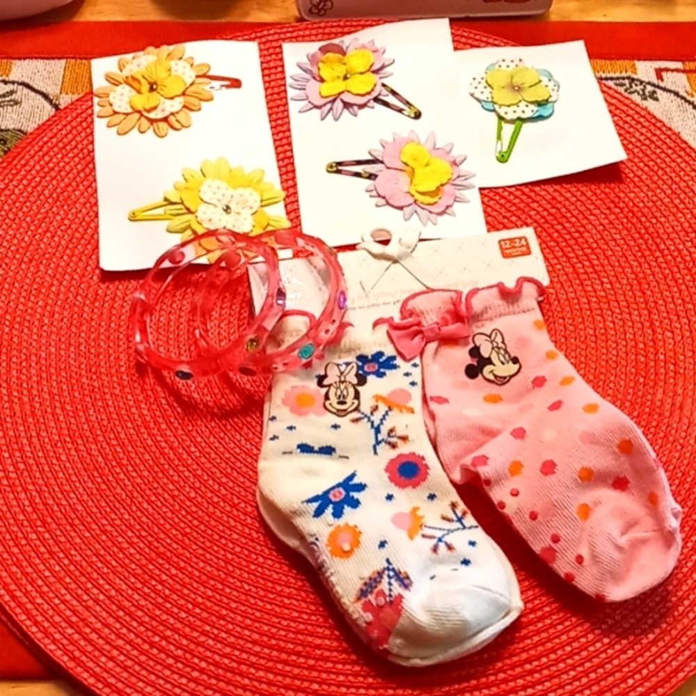 NWOT 2 Pack Little Girl's Disney Socks/5 Assorted Floral Hair Clips/2 Bracelets